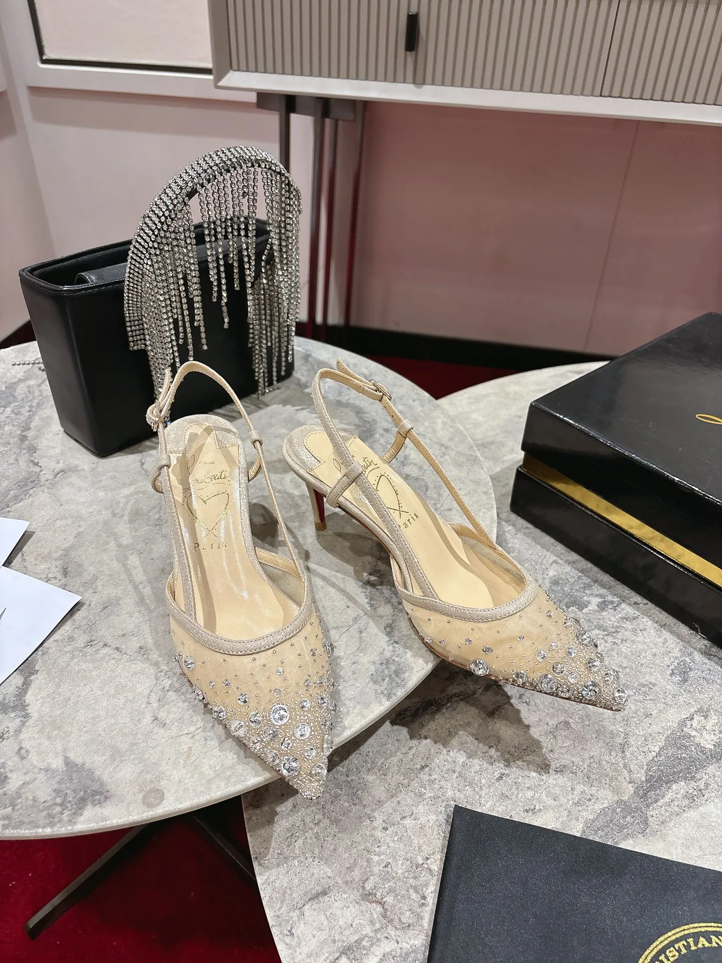 👟👟Ex-factory price 740👟👟 🆑❥∙ Mesh seam drill (single shoe)🦋✪ꫛꫀw.✔︎ This style features a slightly pointed toe made from white mesh with crystal beads and diamonds, a 65mm heel height, hand-placed crystals added to the front, and our signature Louboutin red sole with Christian Louboutin's signature and heart-shaped imprint logo on the insole. Size: 34 yards-42 yards (34.40.41.42. Customized, non-returnable and non-exchangeable‼️) Heel height: 6.5cm Color: White Apricot